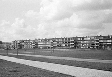 831032 Gezicht op enkele flatgebouwen in de wijk Overvecht te Utrecht.